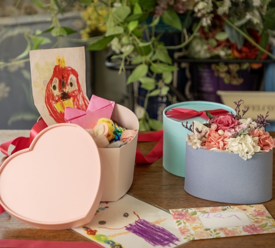 家族からのプレゼントが入った藤徳紙器の丸い箱