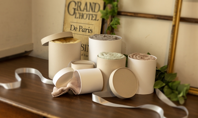 タオルを丸めて入れた藤徳紙器の丸い箱