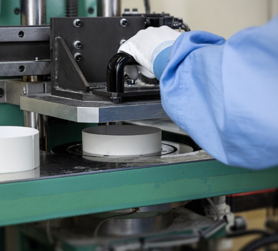 藤徳紙器の工場、作業の様子