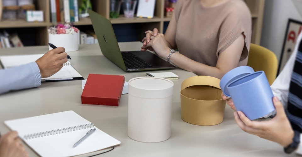 藤徳紙器社内での打合せの様子