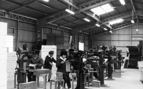 昔の藤徳紙器、工場内で作業している様子