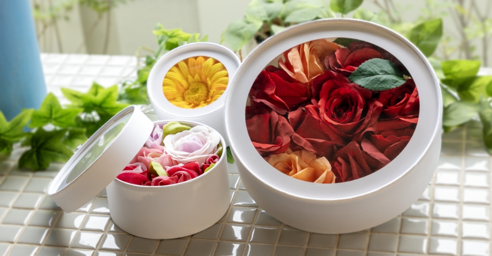 綺麗な花が入った藤徳の紙缶