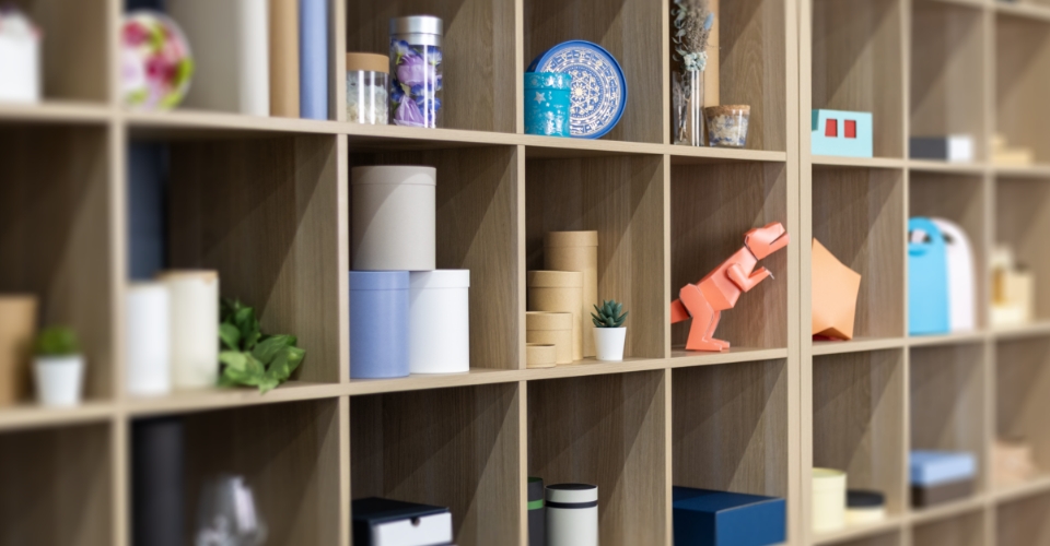 棚に飾られた色々な藤徳紙器の紙缶