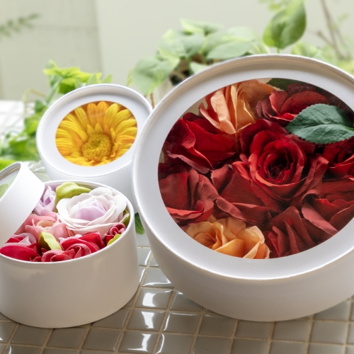 藤徳紙器の紙缶に詰められた綺麗な花々