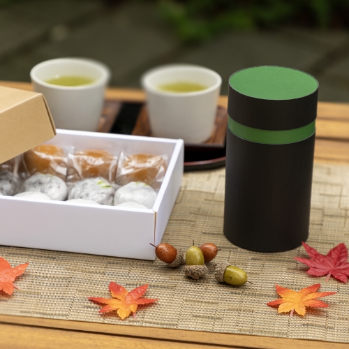 お茶と茶菓子と並んだ藤徳の紙缶